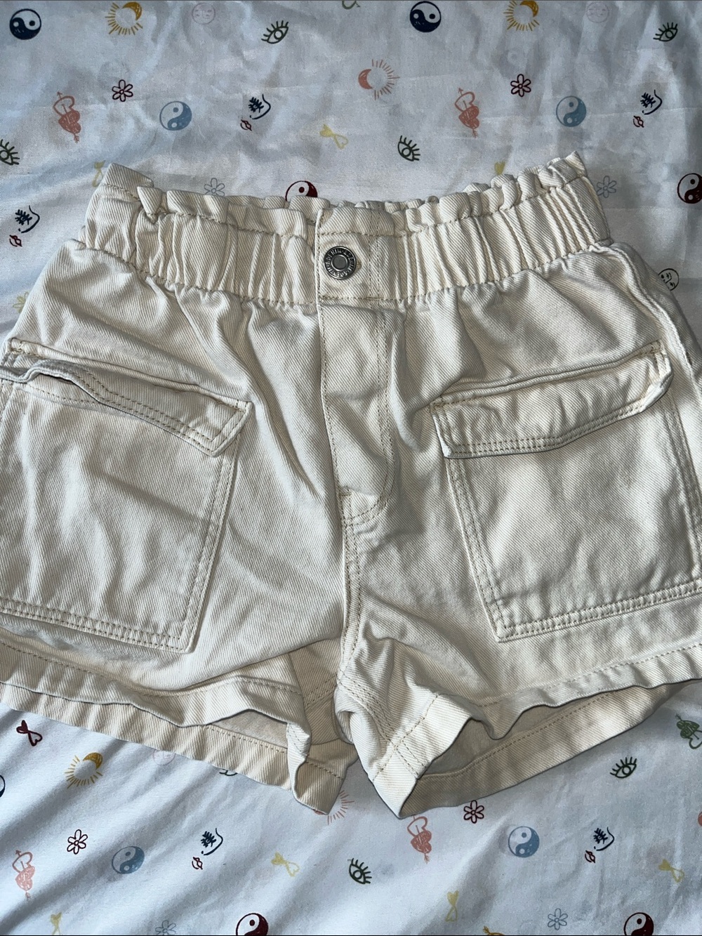H&M High Waist Cargo Shorts in Cream, Size 9-10